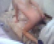 На стену резиновый член прицепила и трахается